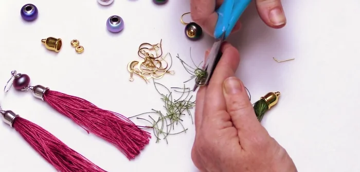 Trim and refine: Trim the excess silk thread from the tassel and refine its shape. 