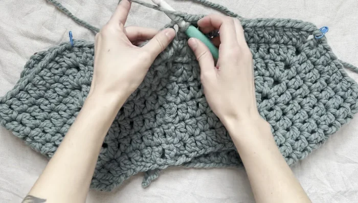 Slip stitch, tie off, and weave in ends.