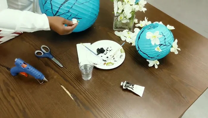 Prepare the flowers: Cut off any excess plastic parts from the deconstructed flowers.