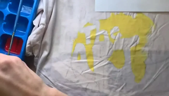 Let the painted fabric dry completely for approximately 24 hours.