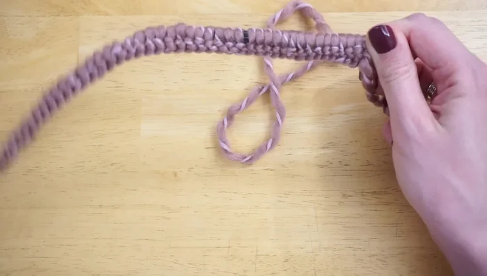 Work setup rows (Rows 1-4) following the pattern in the description box. This prepares the fabric for cabling and prevents twisting at the base.