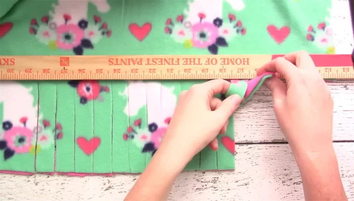 Repeat step 6 until all fringe pieces are tied.