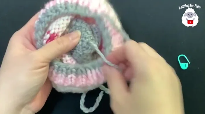 Weave in all loose ends.