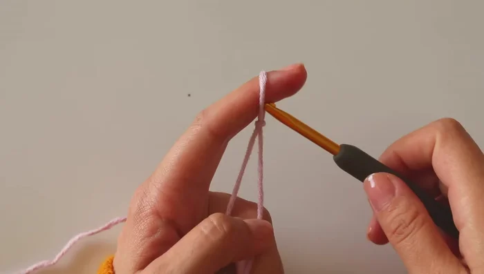 Make a slipknot and chain 103 (multiple of 4 + 3). This is for a newborn size (approx. 70 cm). For larger sizes, add chains in multiples of 4.