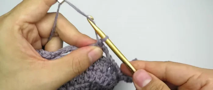 Single crochet in each stitch for 5 rounds to finish the bag body.