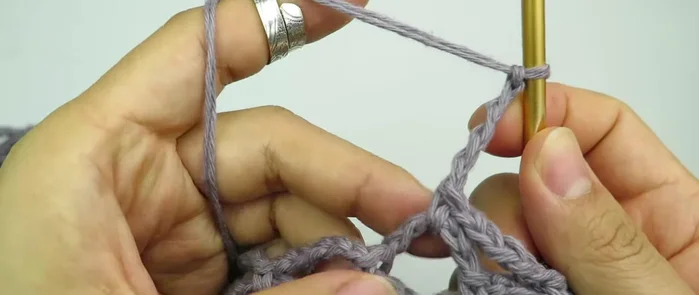 Single crochet in each stitch for 5 rounds to finish the bag body.