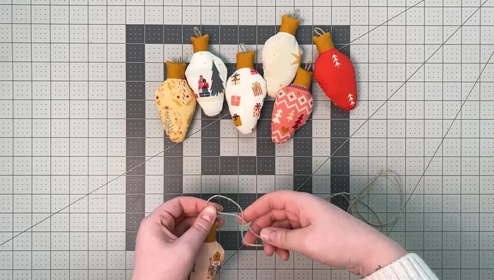 Tie a light bulb to the 40-inch twine at 5-inch intervals.