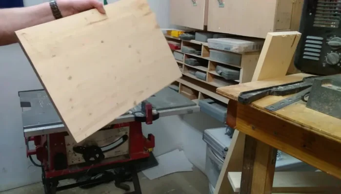 Cut the rack floor: Cut a 12x7 inch piece of wood for the base of the magazine rack.