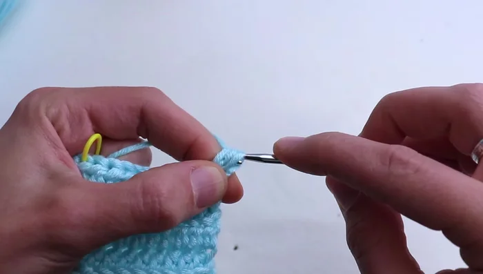 Central section (15cm): Work back and forth without increases, maintaining the number of stitches from the previous row.