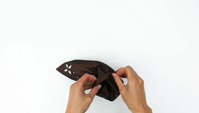 Turn right-side out: Turn the bag right-side out and press.