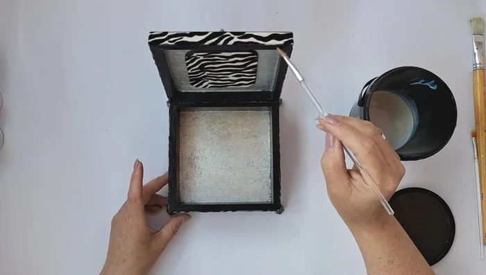 Let the box dry completely in an open position for several days to prevent sticking.