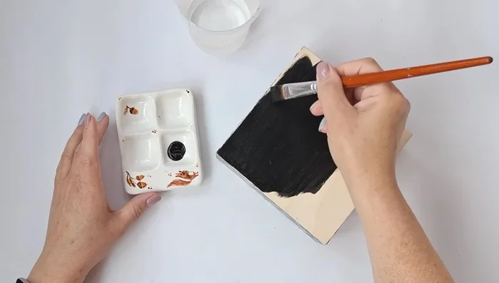 Apply a glossy varnish to the entire box (except the lid) to create a shiny surface. Let it dry naturally.