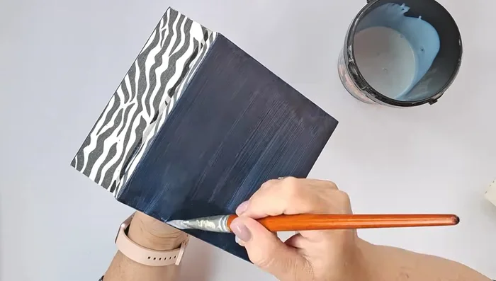 Apply a glossy varnish to the entire box (except the lid) to create a shiny surface. Let it dry naturally.