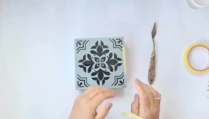 Sand the putty pattern to smooth the surface, clean it, and apply another layer of glossy varnish. Let it dry naturally.