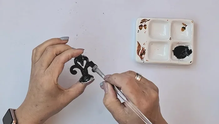 Attach the handle and legs. Drill a hole in the lid for the handle and secure it with screws. Glue the legs to the bottom.