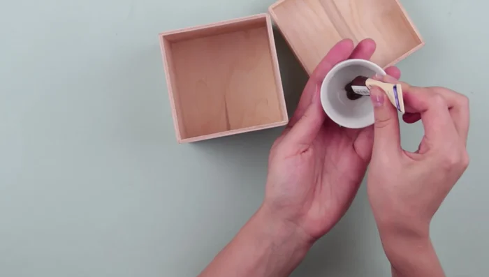 Paint the wooden box with brown paint diluted with water to enhance the wood pattern.