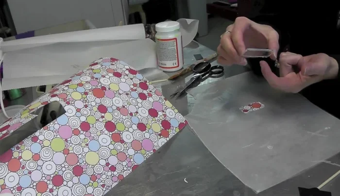 Clean the bottom surface of the glass to remove fingerprints.