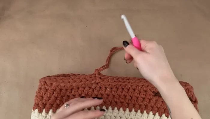 Fasten off and weave in ends.