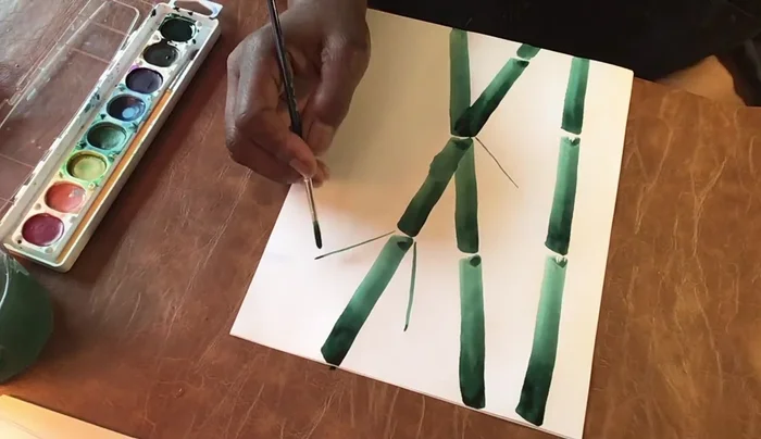 Experiment with the direction of the leaves; younger leaves tend to grow in one direction, while older leaves grow in different directions. Overlap leaves onto the bamboo stalks and branches for a natural look.