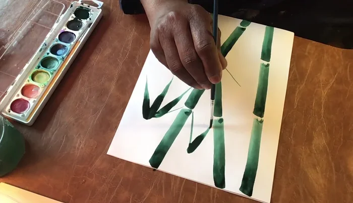 Experiment with the direction of the leaves; younger leaves tend to grow in one direction, while older leaves grow in different directions. Overlap leaves onto the bamboo stalks and branches for a natural look.