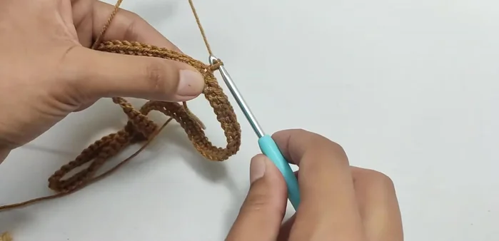 Join the final round to the beginning chain of that round.