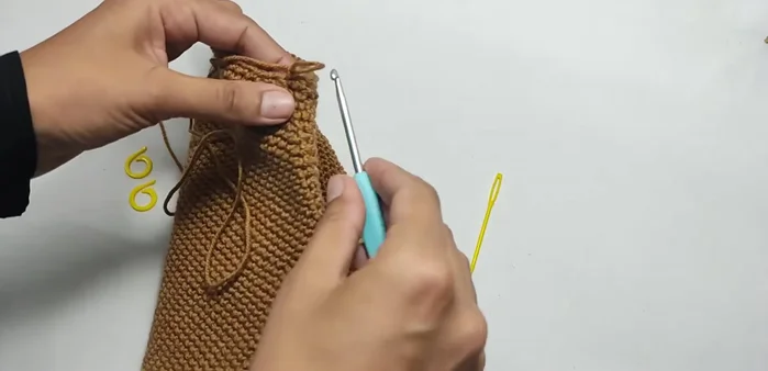 Fasten off and weave in the remaining ends.