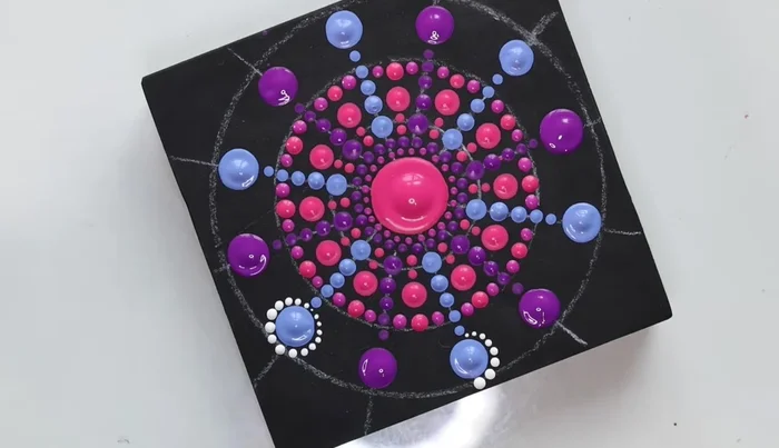 Dotted border: Create a dotted border around the large dots by applying dots from the bottom to the top, making them progressively smaller.