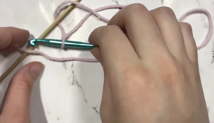 Attach yarn to the rod using a slipknot.