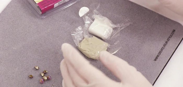 Mix equal parts of crystal clay A and B until no striations remain.