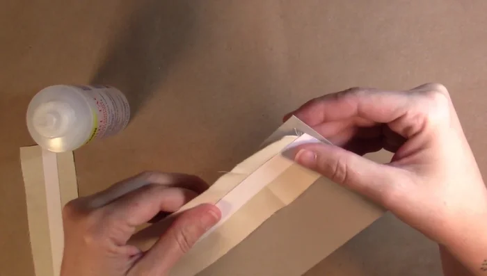 Glue the fabric-covered gusset to the back binding (lightweight chipboard). Ensure the paper gusset reaches the edge of the chipboard.