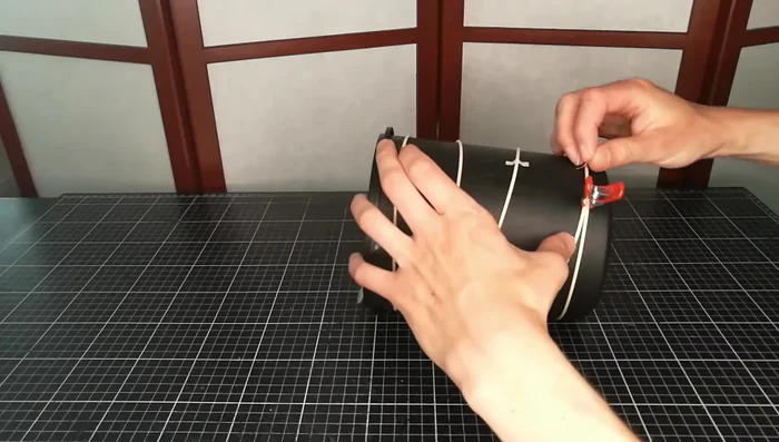 Cut the ends of the maharatan diagonally and bind them with string.