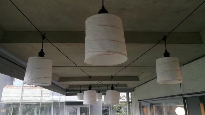 Cut the ends of the maharatan diagonally and bind them with string.