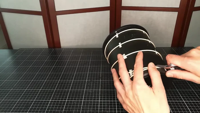 Cut the ends of the maharatan diagonally and bind them with string.