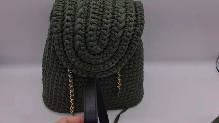 For shoulder straps, create chains and attach d-rings. Single crochet the straps starting with a chain of 3, making two stitches, then a chain and continuing back and forth until the desired length is reached.