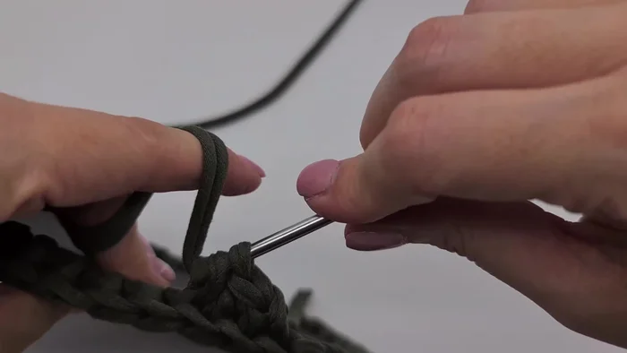 Mark stitches next to each other when squeezing the back together using a piece of yarn. Create a line through these different layers.