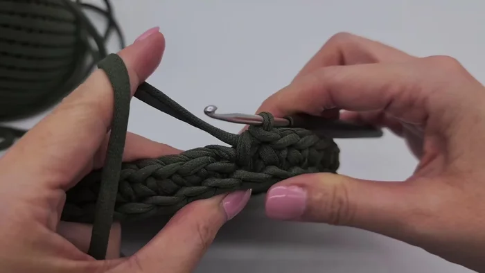 Mark stitches next to each other when squeezing the back together using a piece of yarn. Create a line through these different layers.