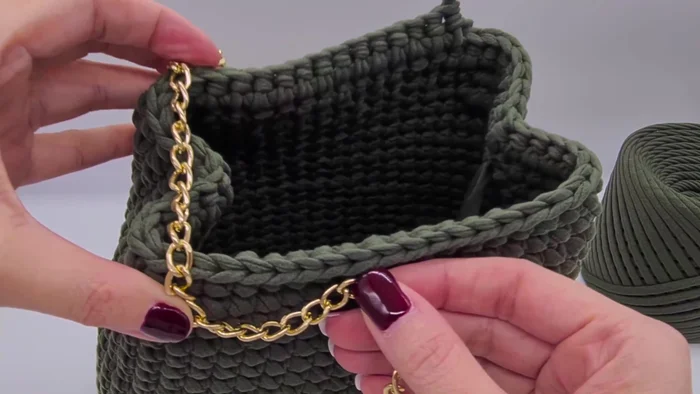 Mark stitches next to each other when squeezing the back together using a piece of yarn. Create a line through these different layers.