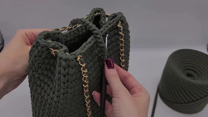 To create a nice round edge, double all stitches at the tip in this row. Work in the back loop only and then make a second single crochet.