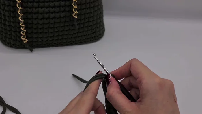 To create a nice round edge, double all stitches at the tip in this row. Work in the back loop only and then make a second single crochet.