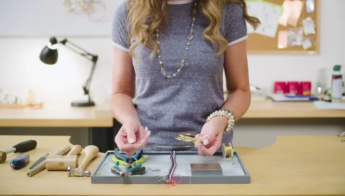 Cut approximately 8 inches of 16-gauge wire.