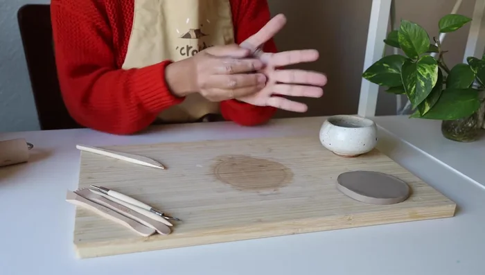 Score both ends of the cylinder, apply water, and attach the ends to form a complete cylinder. Use a tool to blend the seam.