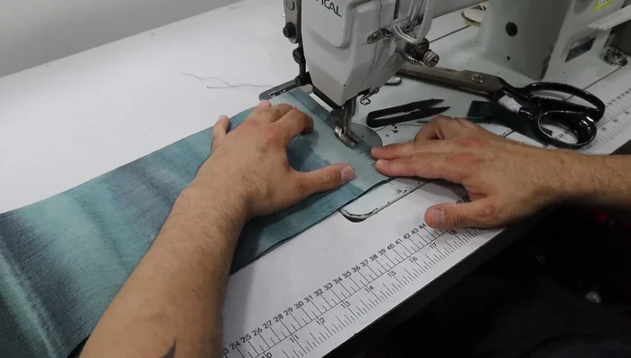 Insert Zipper: Insert the zipper. Finish sewing the border and cushion pieces together.