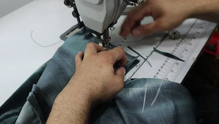 Insert Zipper: Insert the zipper. Finish sewing the border and cushion pieces together.