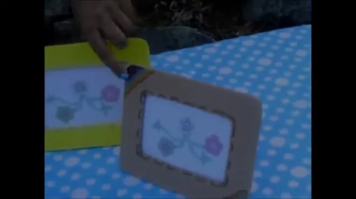 Add design details (optional). Decorate the frame with fabric markers, adding designs that complement the picture.