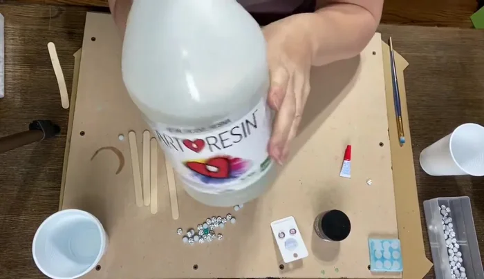 Add glitter to the resin inside the mold.