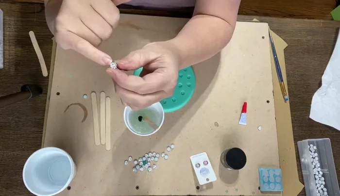 Add glitter to the resin inside the mold.