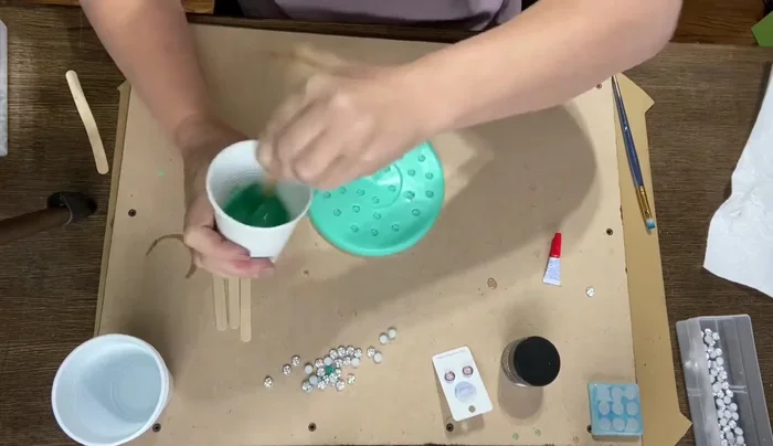 Add glitter to the resin inside the mold.