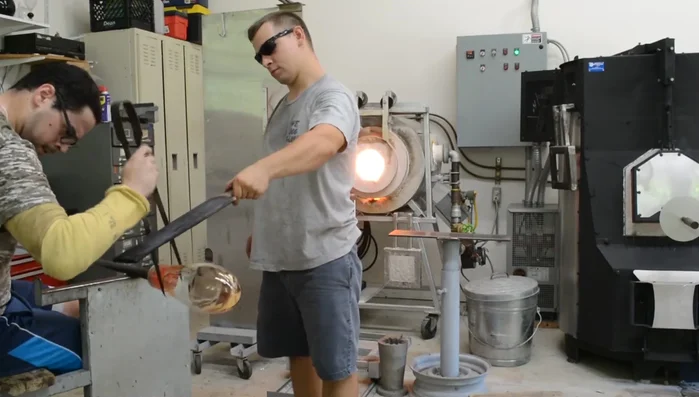 Create a constriction at the top of the piece using jacks to facilitate clean separation from the blowpipe later.