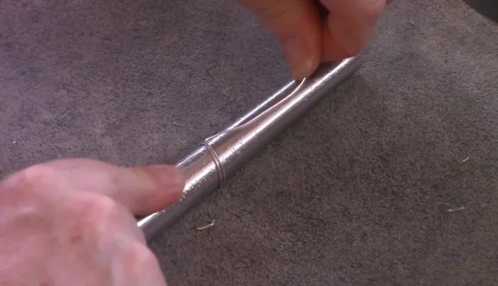 Adjust the wire to your actual ring size by slightly twisting and adjusting the wires, maintaining a straight alignment.