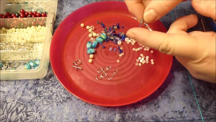 Prepare the thread ends: Apply school glue or nail polish to one end of the crochet thread to stiffen it for easy beading.